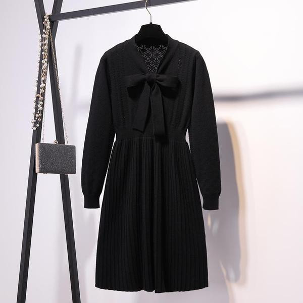 Téli női ruha szabású modell fekete és rózsaszín szalaggal