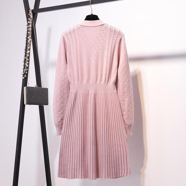 Téli női ruha szabású modell fekete és rózsaszín szalaggal