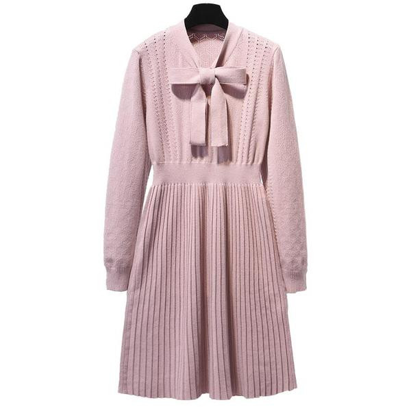 Téli női ruha szabású modell fekete és rózsaszín szalaggal