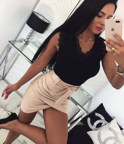 Modern női felső V-nyakkal és csipkével, fehér és fekete színben