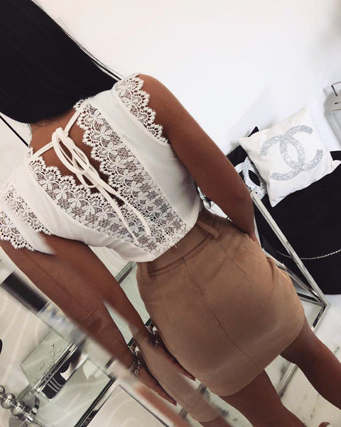 Modern női felső V-nyakkal és csipkével, fehér és fekete színben