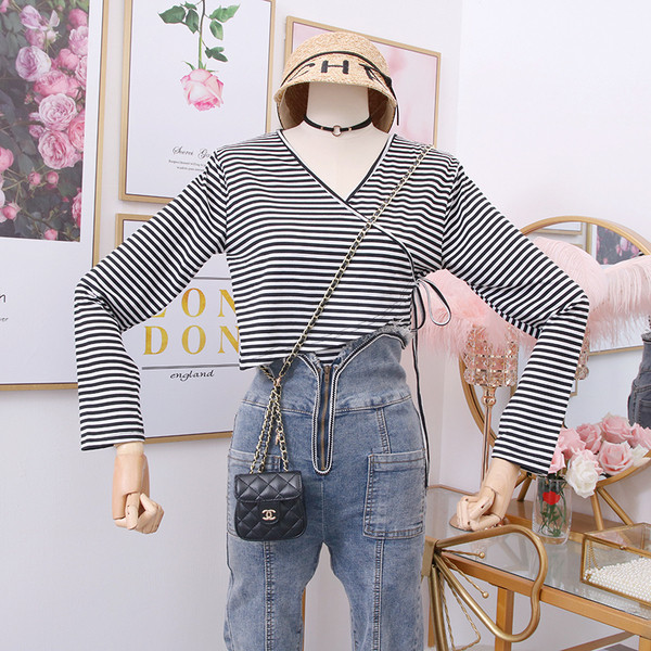 Bluză casual de damă în dungi cu decolteu spitz