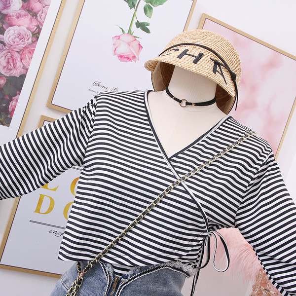 Bluză casual de damă în dungi cu decolteu spitz