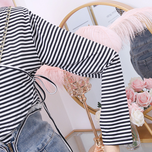 Bluză casual de damă în dungi cu decolteu spitz