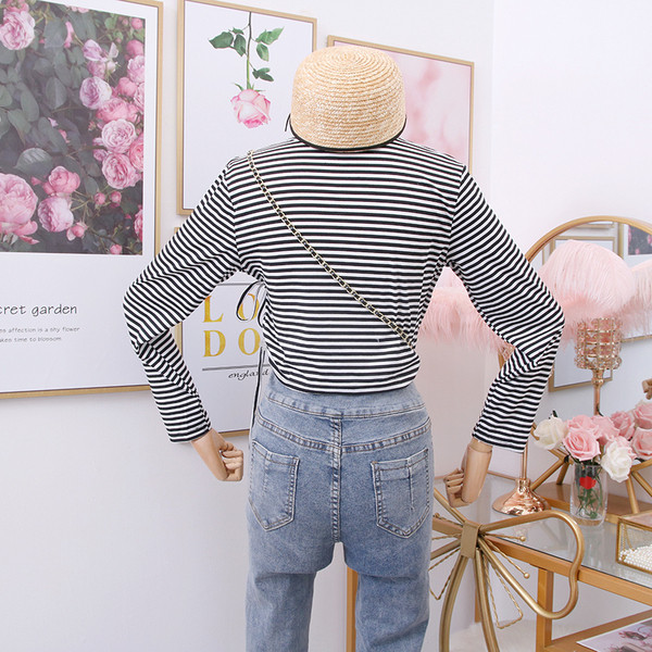 Bluză casual de damă în dungi cu decolteu spitz