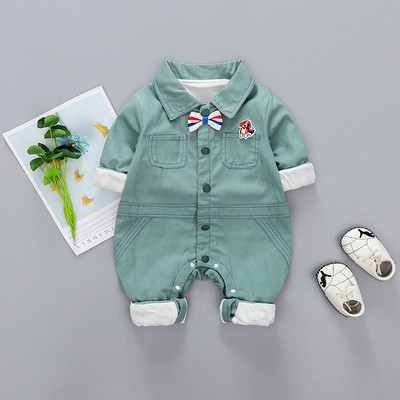 Friss babakombinát rátéttel és gombokkal fiúknak