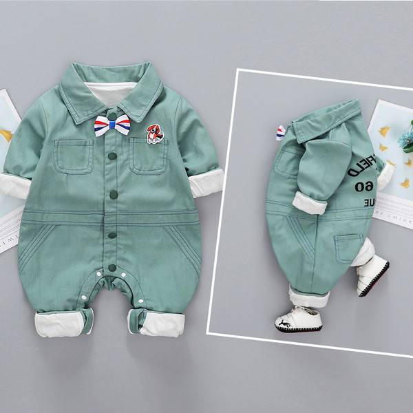 Friss babakombinát rátéttel és gombokkal fiúknak