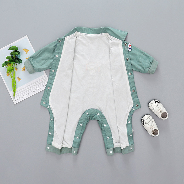 Friss babakombinát rátéttel és gombokkal fiúknak