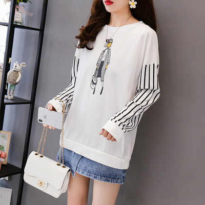 Μοντέρνα γυναικεία μπλούζα σε δύο χρώματα με εφαρμογή