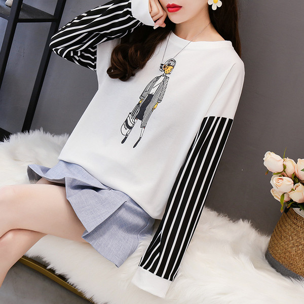 Μοντέρνα γυναικεία μπλούζα σε δύο χρώματα με εφαρμογή