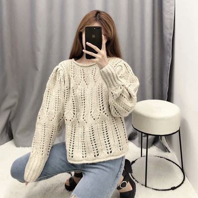 Σύντομο γυναικείο πουλόβερ με μακριά μανίκια και οβάλ λαιμόκοψη