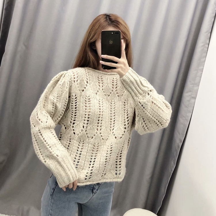 Σύντομο γυναικείο πουλόβερ με μακριά μανίκια και οβάλ λαιμόκοψη