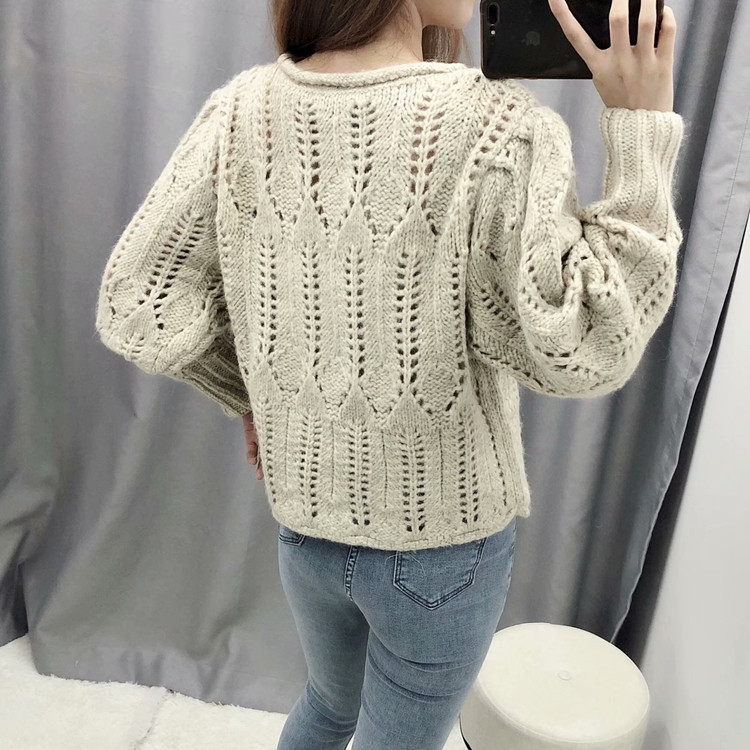 Σύντομο γυναικείο πουλόβερ με μακριά μανίκια και οβάλ λαιμόκοψη