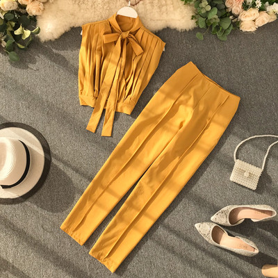 Μοντέρνο γυναικείο σετ  που περιλαμβάνει αμάνικο  με κορδέλα και παντελόνι σε διαφορετικά χρώματα