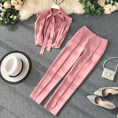 Μοντέρνο γυναικείο σετ  που περιλαμβάνει αμάνικο  με κορδέλα και παντελόνι σε διαφορετικά χρώματα