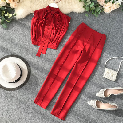 Μοντέρνο γυναικείο σετ  που περιλαμβάνει αμάνικο  με κορδέλα και παντελόνι σε διαφορετικά χρώματα