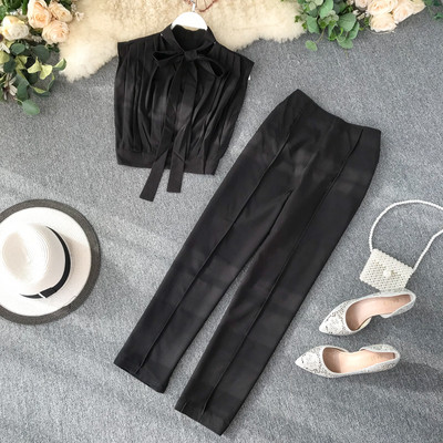 Μοντέρνο γυναικείο σετ  που περιλαμβάνει αμάνικο  με κορδέλα και παντελόνι σε διαφορετικά χρώματα