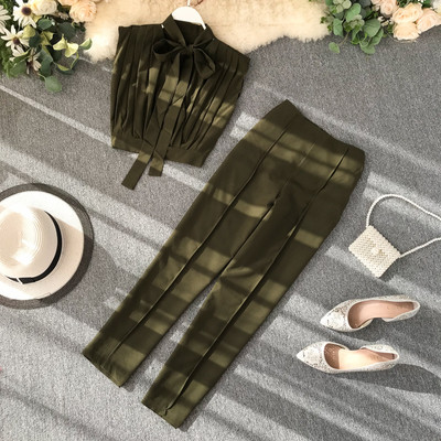 Μοντέρνο γυναικείο σετ  που περιλαμβάνει αμάνικο  με κορδέλα και παντελόνι σε διαφορετικά χρώματα