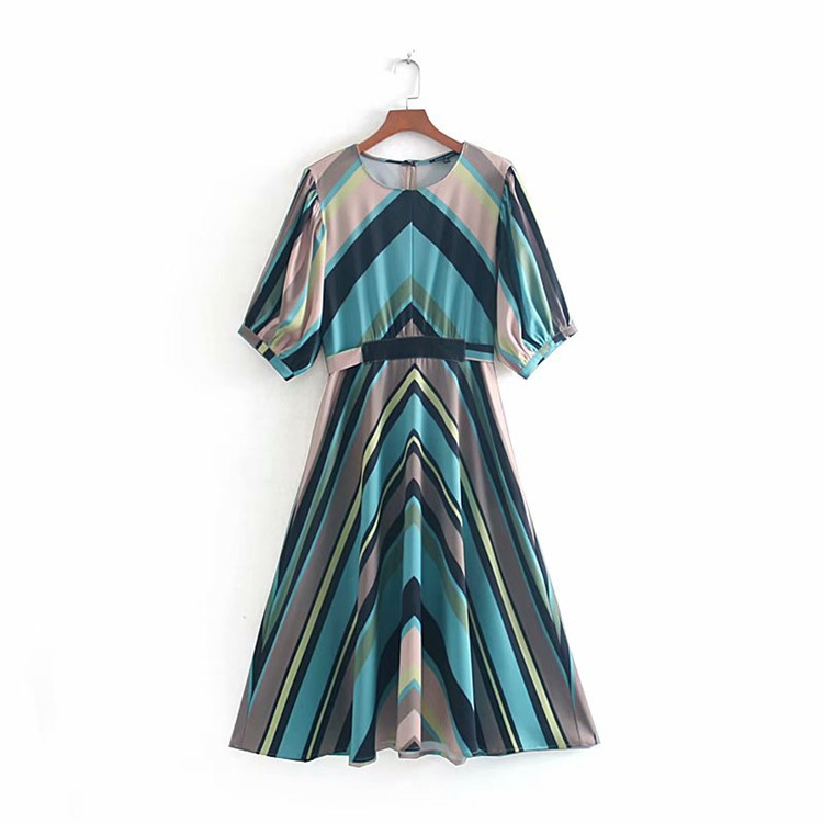 Μακρύ γυναικείο φόρεμα με κοντό μανίκι και ωοειδές ντεκολτέ