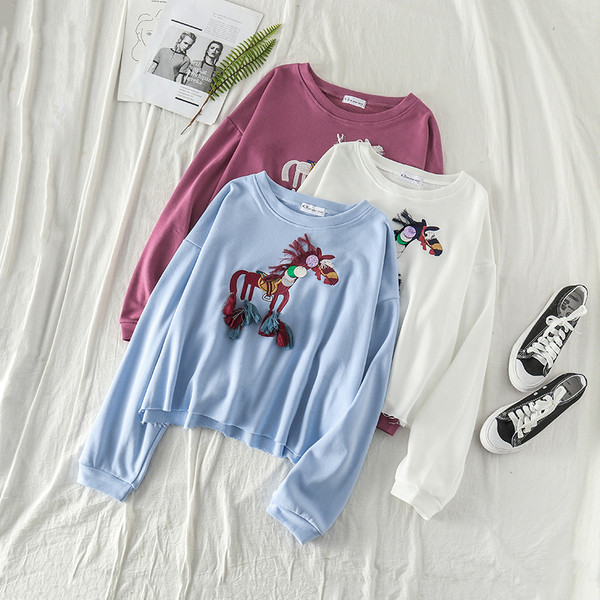 Γυναικεία μπλούζα με μακριά μανίκια και κεντήματα σε τρία χρώματα