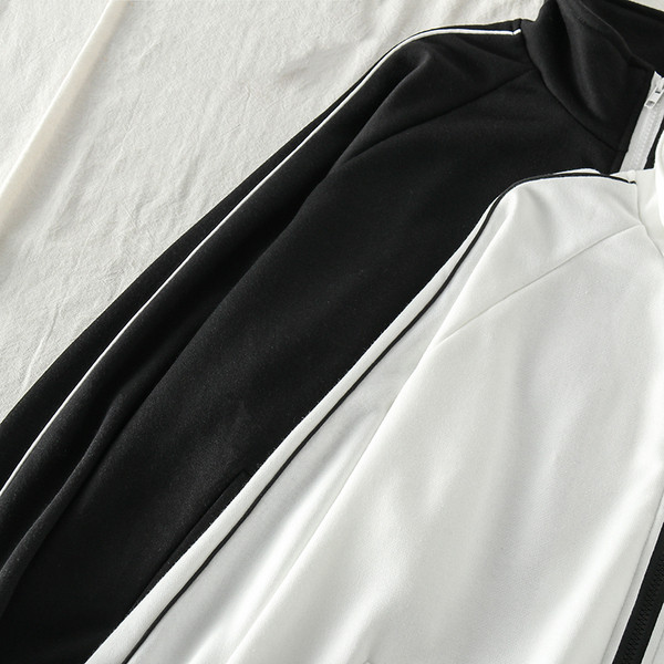 Αθλητικό γυναικείο φούτερ με φερμουάρ σε λευκό και μαύρο χρώμα