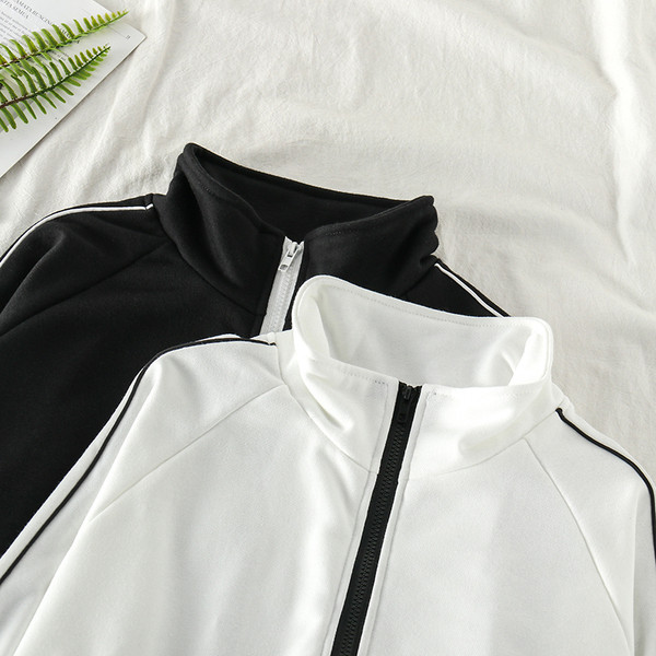 Αθλητικό γυναικείο φούτερ με φερμουάρ σε λευκό και μαύρο χρώμα