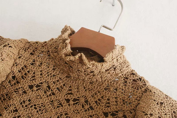 Μια κομψή μπλούζα λεπτό πλέξιμο με κοντό μανίκι λωτού