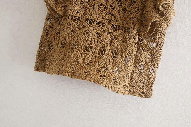 Μια κομψή μπλούζα λεπτό πλέξιμο με κοντό μανίκι λωτού