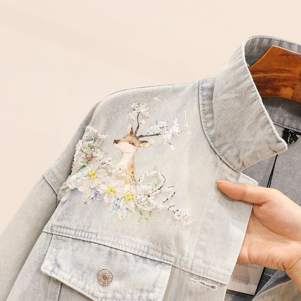 Γυναικείο τζιν μπουφάν με σχισμένα μοτίβα σε ανοιχτό χρώμα