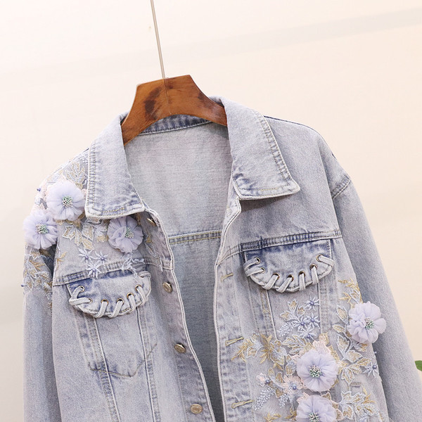 Μοντέρνο μπουφάν τζην με κεντήματα και τρισδιάστατα στοιχεία σε ανοιχτό χρώμα