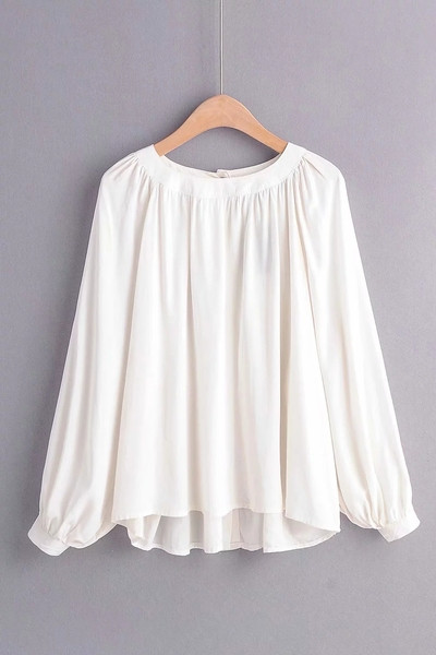 Μοντέρνα γυναικεία μπλούζα με O-λαιμό σε λευκό χρώμα - ευρύ μοντέλο