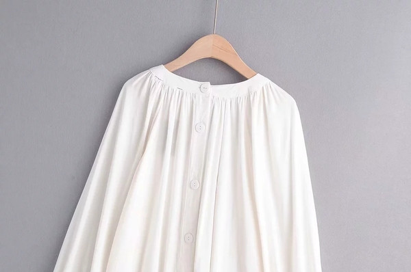 Μοντέρνα γυναικεία μπλούζα με O-λαιμό σε λευκό χρώμα - ευρύ μοντέλο