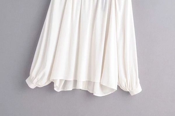 Μοντέρνα γυναικεία μπλούζα με O-λαιμό σε λευκό χρώμα - ευρύ μοντέλο