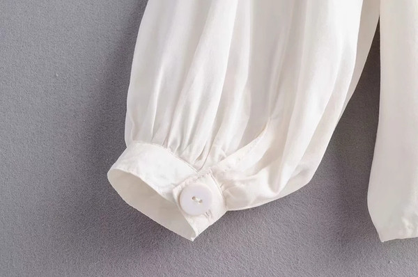 Μοντέρνα γυναικεία μπλούζα με O-λαιμό σε λευκό χρώμα - ευρύ μοντέλο