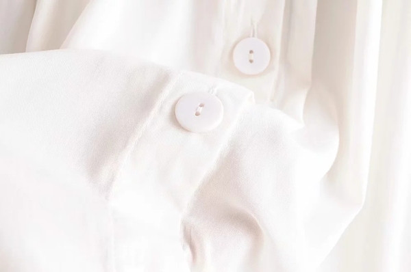 Μοντέρνα γυναικεία μπλούζα με O-λαιμό σε λευκό χρώμα - ευρύ μοντέλο