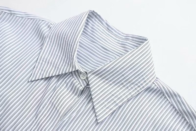 Cămașă de damă în dungi, cu guler și franjuri clasice