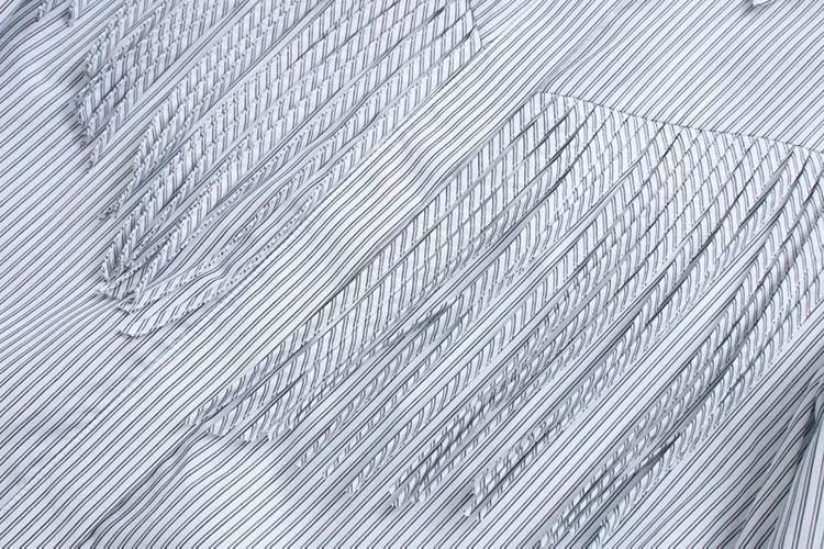 Cămașă de damă în dungi, cu guler și franjuri clasice