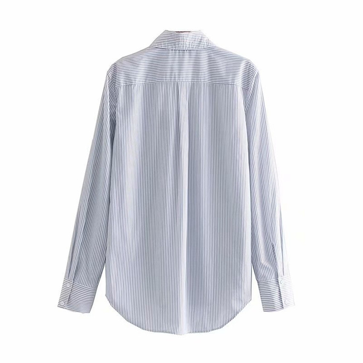 Cămașă de damă în dungi, cu guler și franjuri clasice