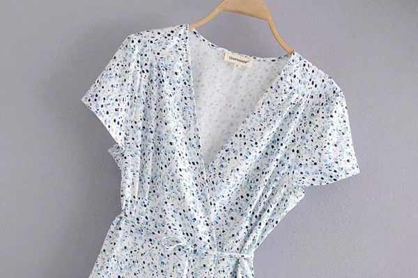 Μοντέρνο γυναικείο φόρεμα με λαιμόκοψη - δύο χρώματα