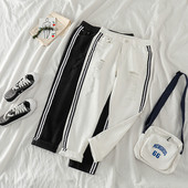 Γυναικεία τζιν με σκισμένα μοτίβα σε λευκό και μαύρο χρώμα