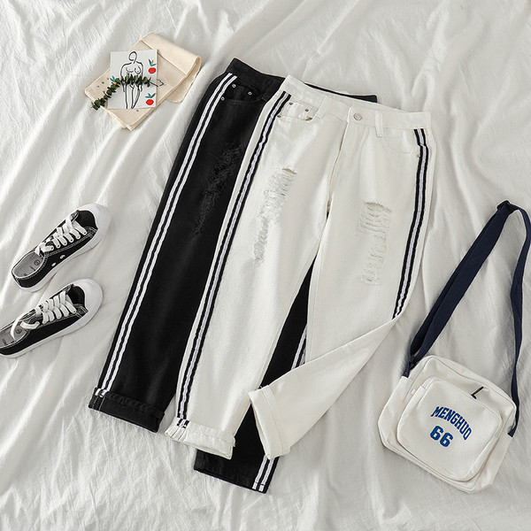 Γυναικεία τζιν με σκισμένα μοτίβα σε λευκό και μαύρο χρώμα