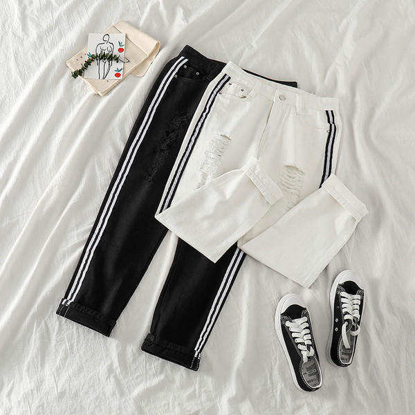 Γυναικεία τζιν με σκισμένα μοτίβα σε λευκό και μαύρο χρώμα