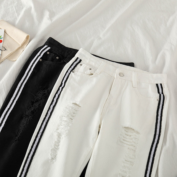 Γυναικεία τζιν με σκισμένα μοτίβα σε λευκό και μαύρο χρώμα