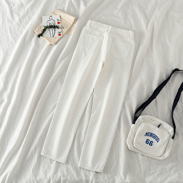 Γυναικεία τζιν με σκισμένα μοτίβα σε λευκό και μαύρο χρώμα