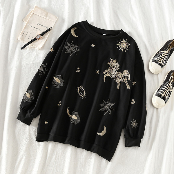 Μοντέρνο γυναικείο πουλόβερ με κεντήματα σε μαύρο χρώμα