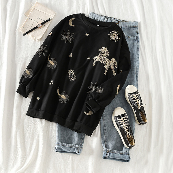 Μοντέρνο γυναικείο πουλόβερ με κεντήματα σε μαύρο χρώμα