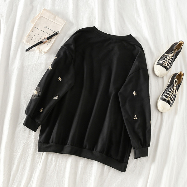 Μοντέρνο γυναικείο πουλόβερ με κεντήματα σε μαύρο χρώμα