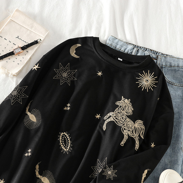 Μοντέρνο γυναικείο πουλόβερ με κεντήματα σε μαύρο χρώμα