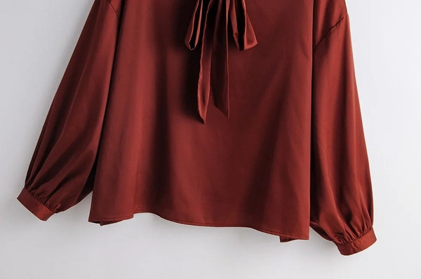 Stílusos női blúz piros nyakkendővel