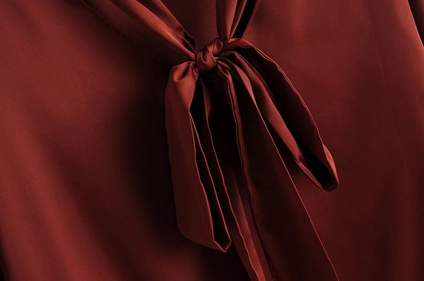 Stílusos női blúz piros nyakkendővel